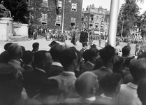605515 Afbeelding van het podium op het Janskerkhof te Utrecht waarop generaal Foulkes van het 1st Canadian Army, ...
